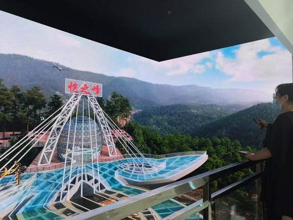 观众在2021智博会垫江馆——智慧旅游展台咨询